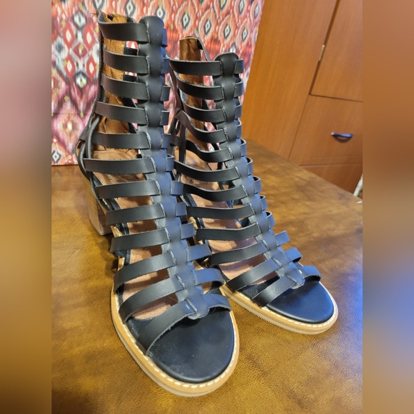 Black strappy boots - Picture 1 of 5